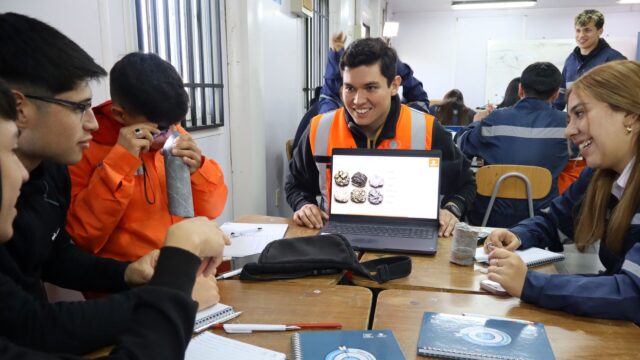 Estudiantes del Liceo Pedro Aguirre Cerda conocieron sobre geometalurgia con profesionales de El Teniente